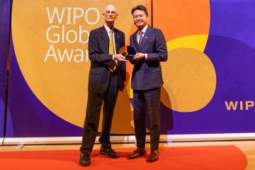World Intellectual Property Organization Director General Daren Tang presents the award to Quinas Chief Scientific Officer Professor Manus Hayne 