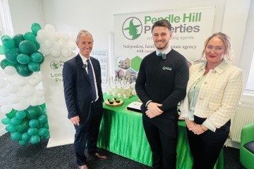 MP FOR THE RIBBLE VALLEY NIGEL EVANS WITH THOMAS TURNER AND RACHEL TURNER FROM PENDLE HILL PROPERTIES.jpg.jpg