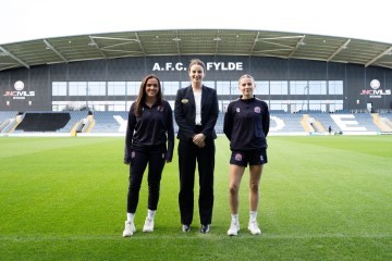 Bellway's Alderstone Park sales advisor Lauren (middle) with Molly Kelly (left) and Beth Mason (right).jpg.jpg