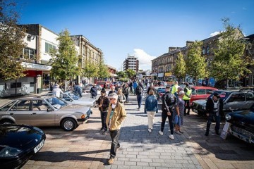 burnley-vintage-car-show-crowds.jpg