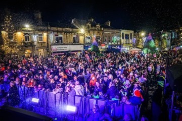 featured-lights-switch-on-crowds-optimised.jpg
