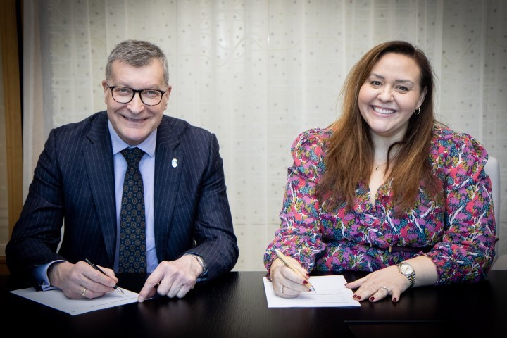 University of Central Lancashire Vice-Chancellor Professor Graham Baldwin signs the shared goals agreement with Jen Wyatt, Director of Education at Microsoft.