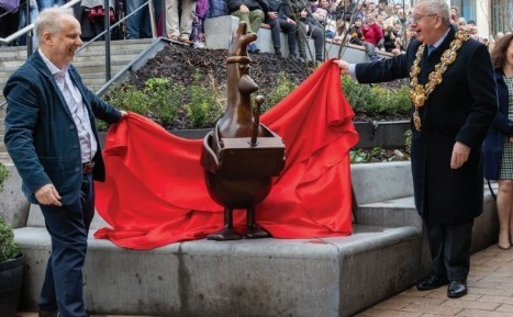 Nick Park unveilling Feathers McGraw