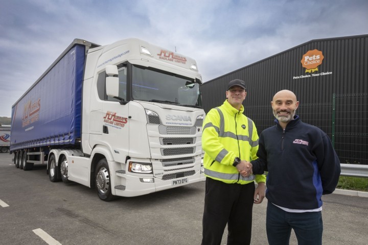Warehouse Supervisor at Pets Choice Brad Eddleston and McMurrays Sales Manager Rob Spencer. Photo credit: McMurrays Haulage Limited 