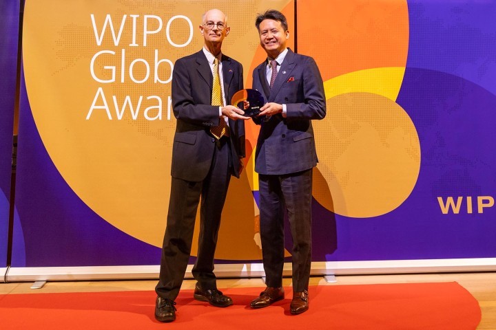 World Intellectual Property Organization Director General Daren Tang presents the award to Quinas Chief Scientific Officer Professor Manus Hayne 