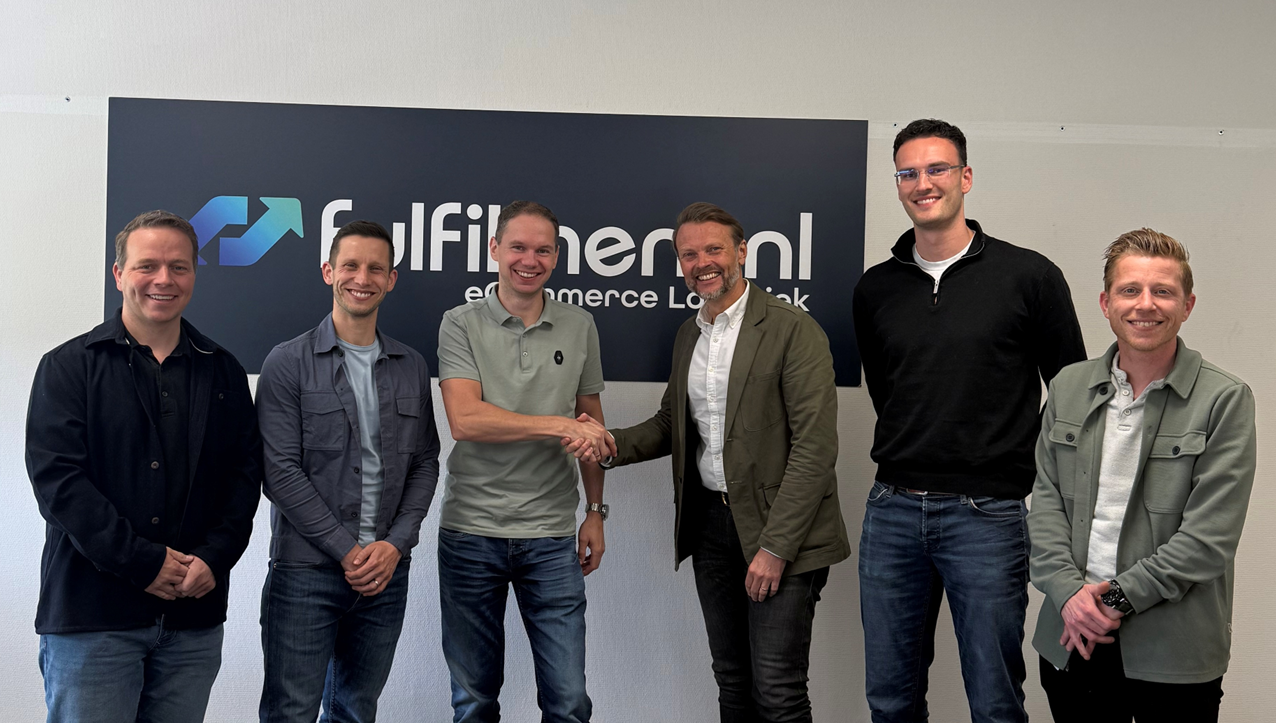 Lee Thompson, CEO at fulfilmentcrowd, shakes hands with Robin Gerrits, Founder and Managing Director at Fulfilment.nl