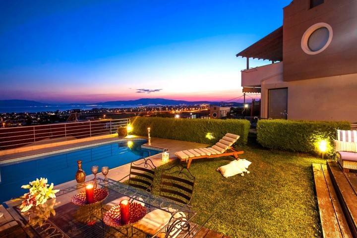 modern-styled-house-with-overviewing-swimming-pool-2034335.jpg