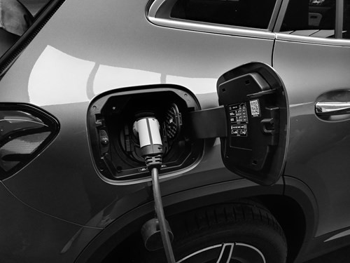 companies-go-bik-on-electric-cars-as-eco-revolution-accelerates-min.jpg