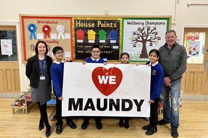 HYNDBURN PARK PRIMARY SCHOOL HEADTEACHER JOANNE HARDWICK WITH THE SCHOOL COUNCIL AND MAUNDY RELIEF VOLUNTEER GARY.jpg.jpg