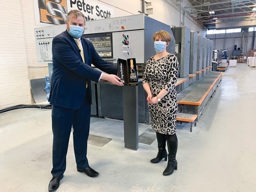 psp-andrew-stephenson-presents-to-joanne-hindley-press.jpg