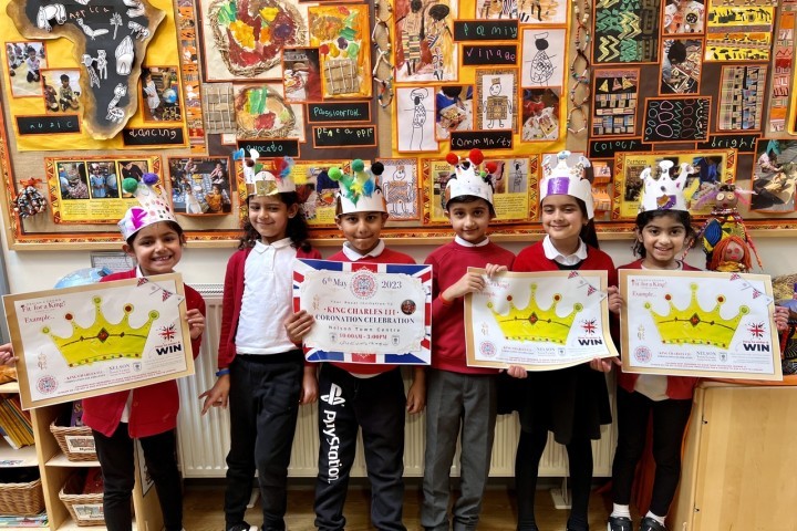 SCHOOL CHILDREN FROM WHITEFIELD INFANT SCHOOL HELPED LAUNCH THE DESIGN A CROWN FIT FOR A KING COMPETITION WITH NELSON TOWN COUNCIL.jpg.jpg