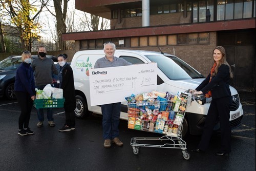 image-shows-bellway-sales-advisor-lauren-right-with-members-of-the-food-bank-team-smaller.jpg