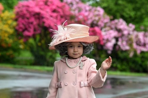 isla-bates-and-her-royal-wave.jpg