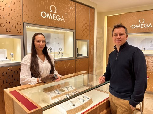 leonard-dews-digital-sales-and-marketing-manager-samantha-mcmunnigal-with-21digital-md-sam-fletcher-at-the-blackpool-store.jpg