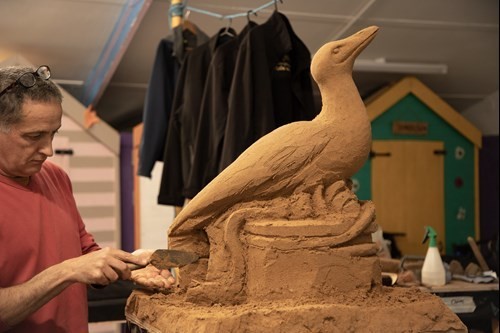 sand_artist_carving_seagull.jpg