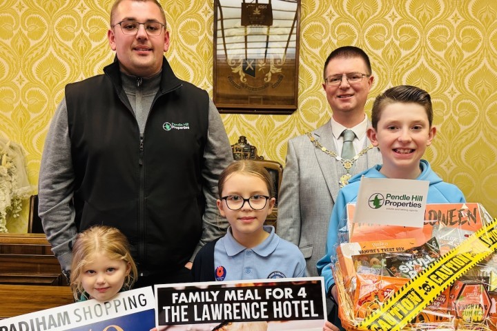 The three winners of the Padiham Halloween competition with Toby Burrows from Pendle Hill Properties and Mayor of Padiham Cllr Alun Lewis .jpg.jpg